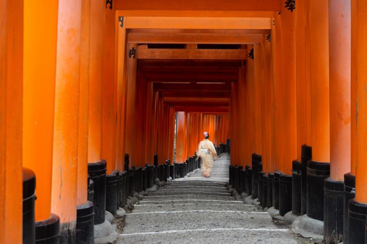 Pathway of vibrant torii gates at Fushimi Inari Taisha, Kyoto